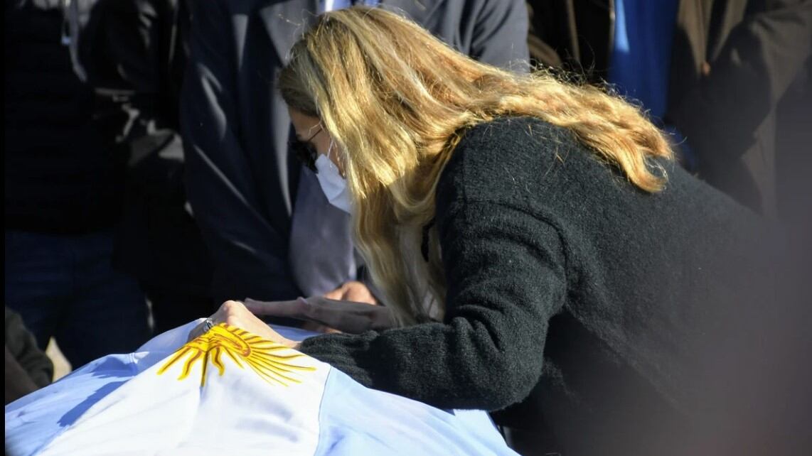 El féretro del expiloto de Fórmula 1 fue cubierto con la Bandera.