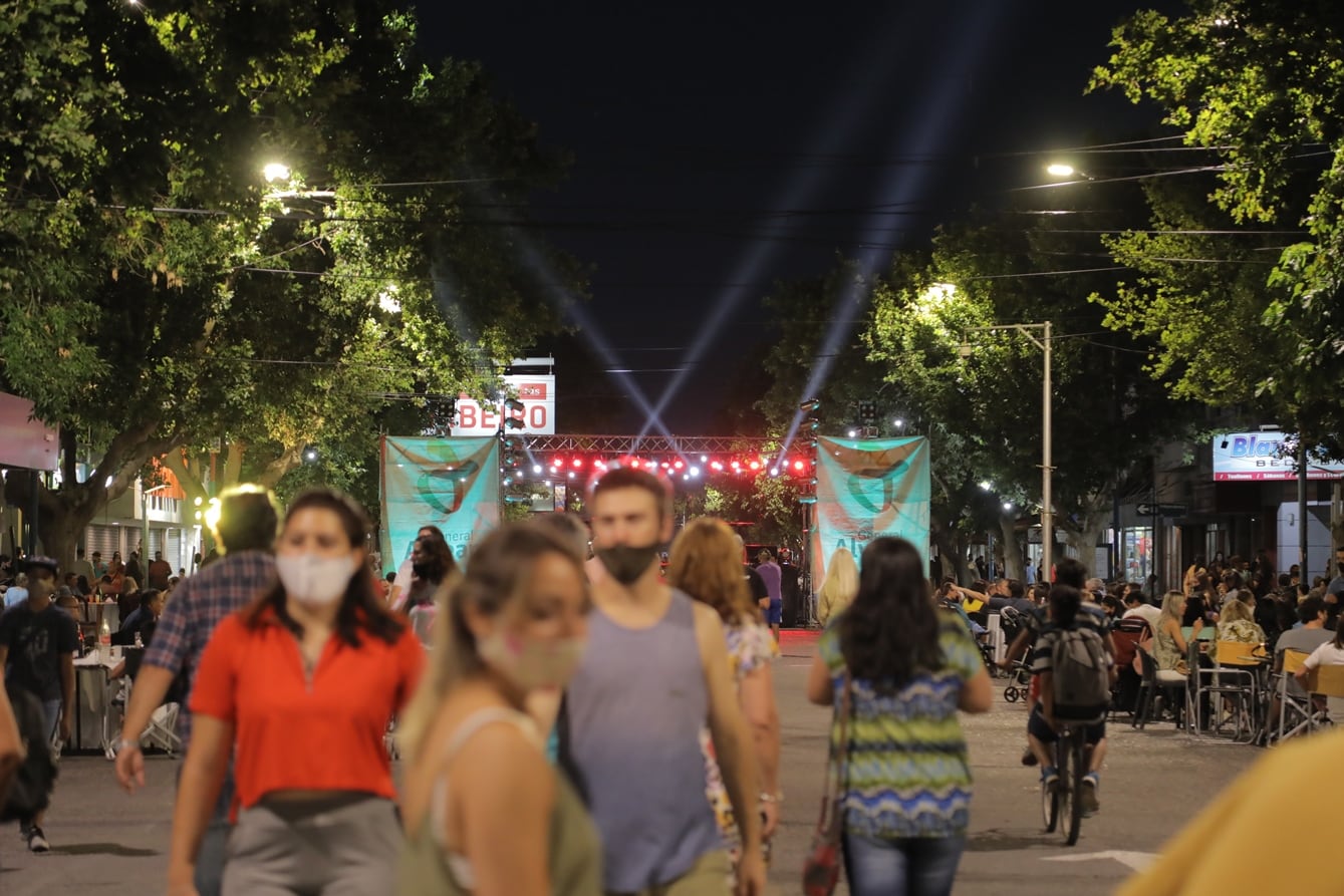 La avenida principal de Alvear se convirtió en paseo y la gente salió a disfrutar. Gentileza 