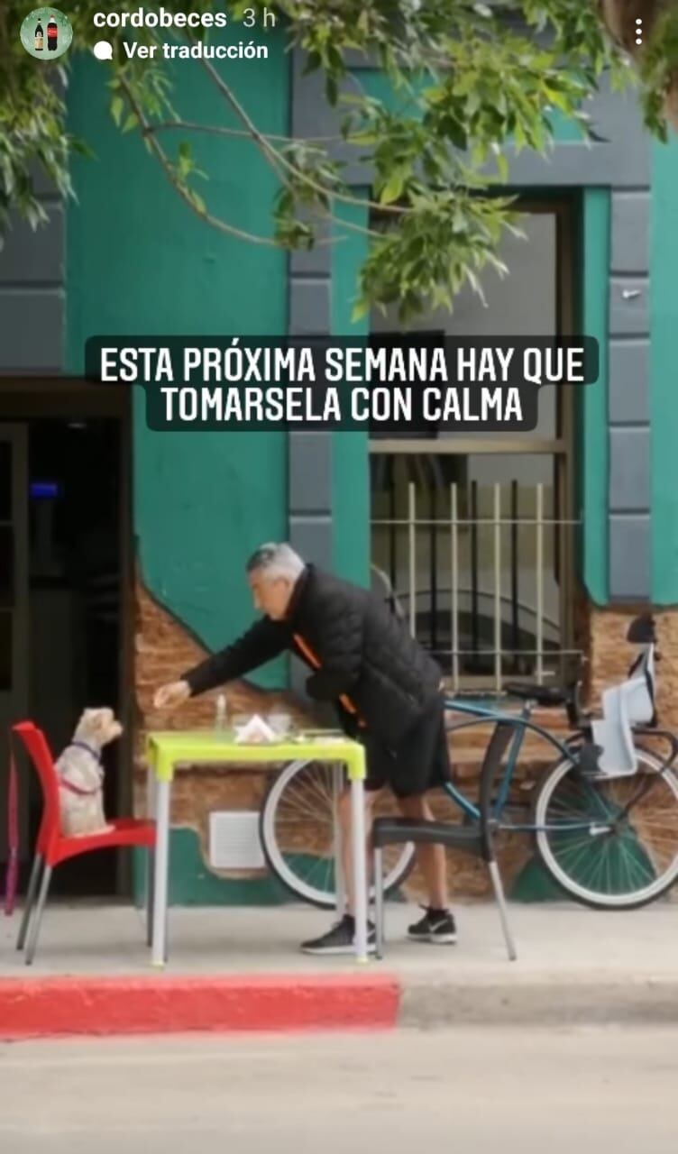 Viral del hombre desayunando con su perro en Arroyito