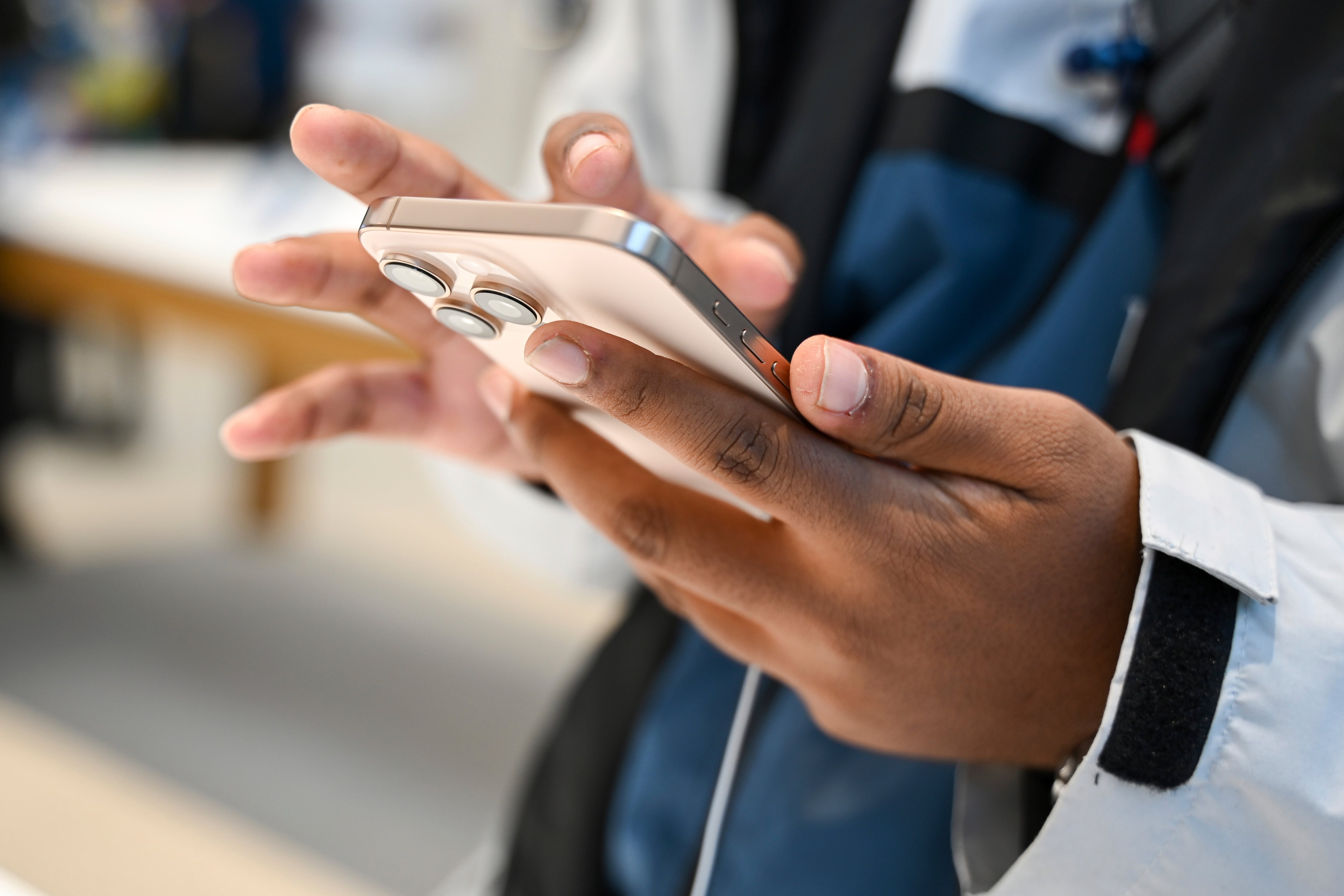 Un hombre usando un iPhone 16 en una feria de Apple en Berlín el 20 de septiembre del 2024. (Katharina Kausche/dpa via AP)