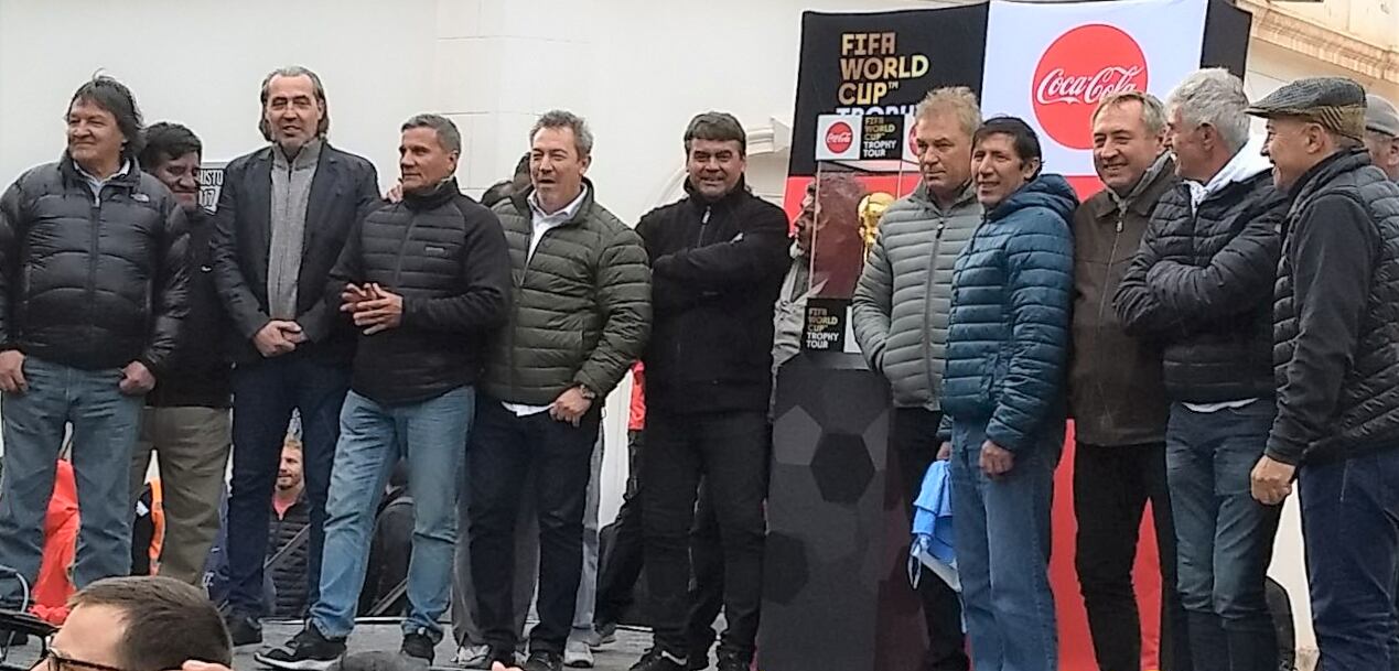 Sergio Batista, Héctor Enrique, Carlos Daniel Tapia, José Luis Brown, Nery Pumpido, Oscar Alfredo Garré, Ricardo Giusti y Julio Olarticoechea, nombres rutilantes de la Selección argentina que logró el Campeonato del Mundo '86, durante la recepción que el pueblo de Tilcara les ofreció en 2018.