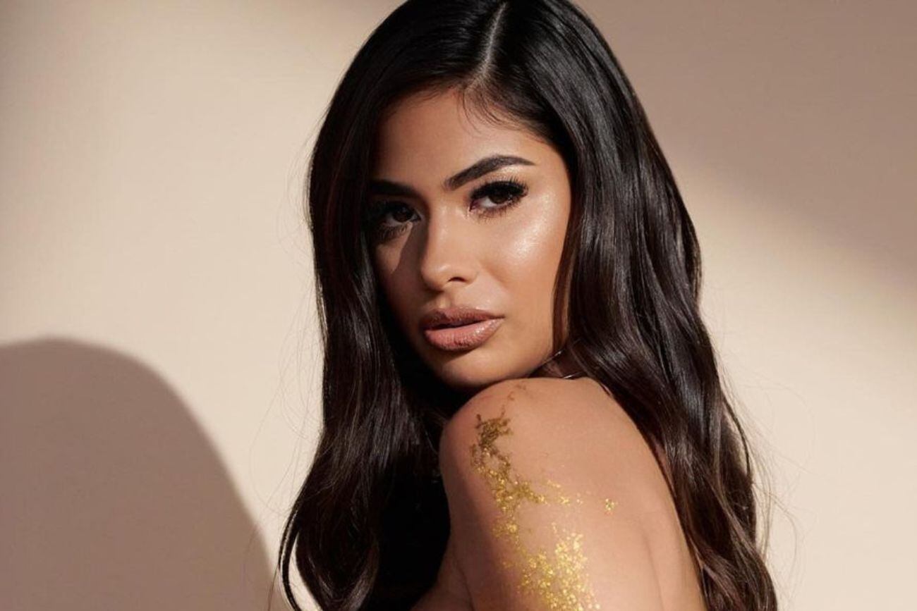 Cubierta de glitter dorado: Daniela Celis posó al desnudo para mostrar su embarazo