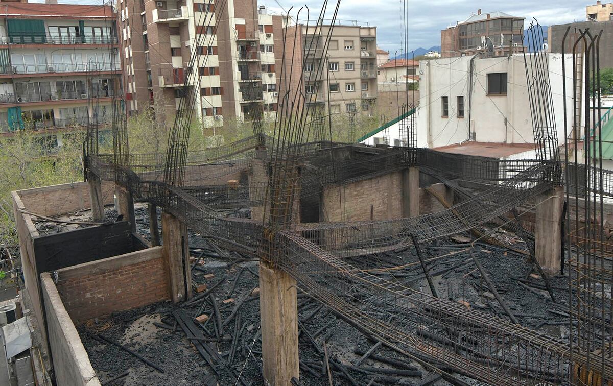 Sofocaron el incendio en el edificio de Avenida Colón y restablecieron el tránsito en la zona