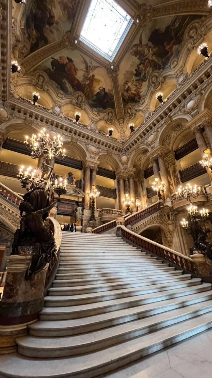 El teatro abrió sus puertas con las luces encendidas sobre las escaleras.