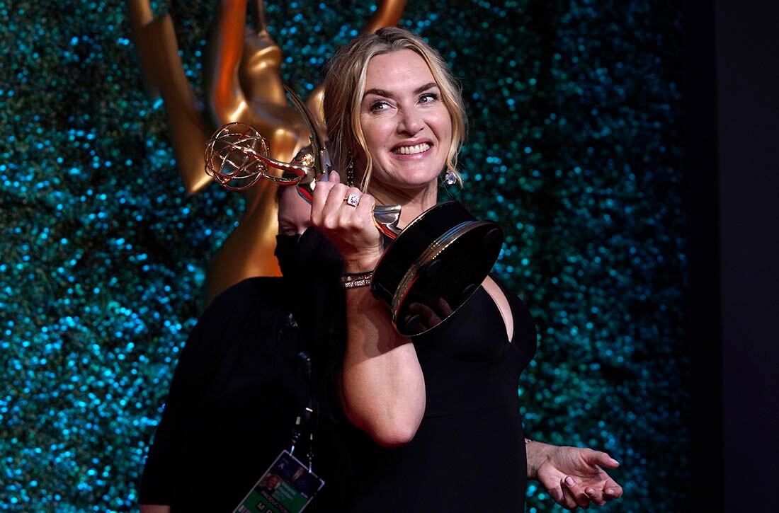 Kate Winslet posa tras ganar el premio Emmy a la mejor actriz en una serie de drama, por "Mare of Easttown".