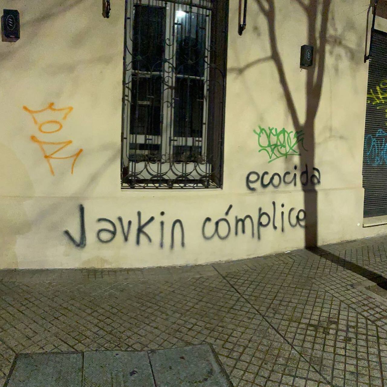 Los vándalos también apuntaron contra el intendente Pablo Javkin.