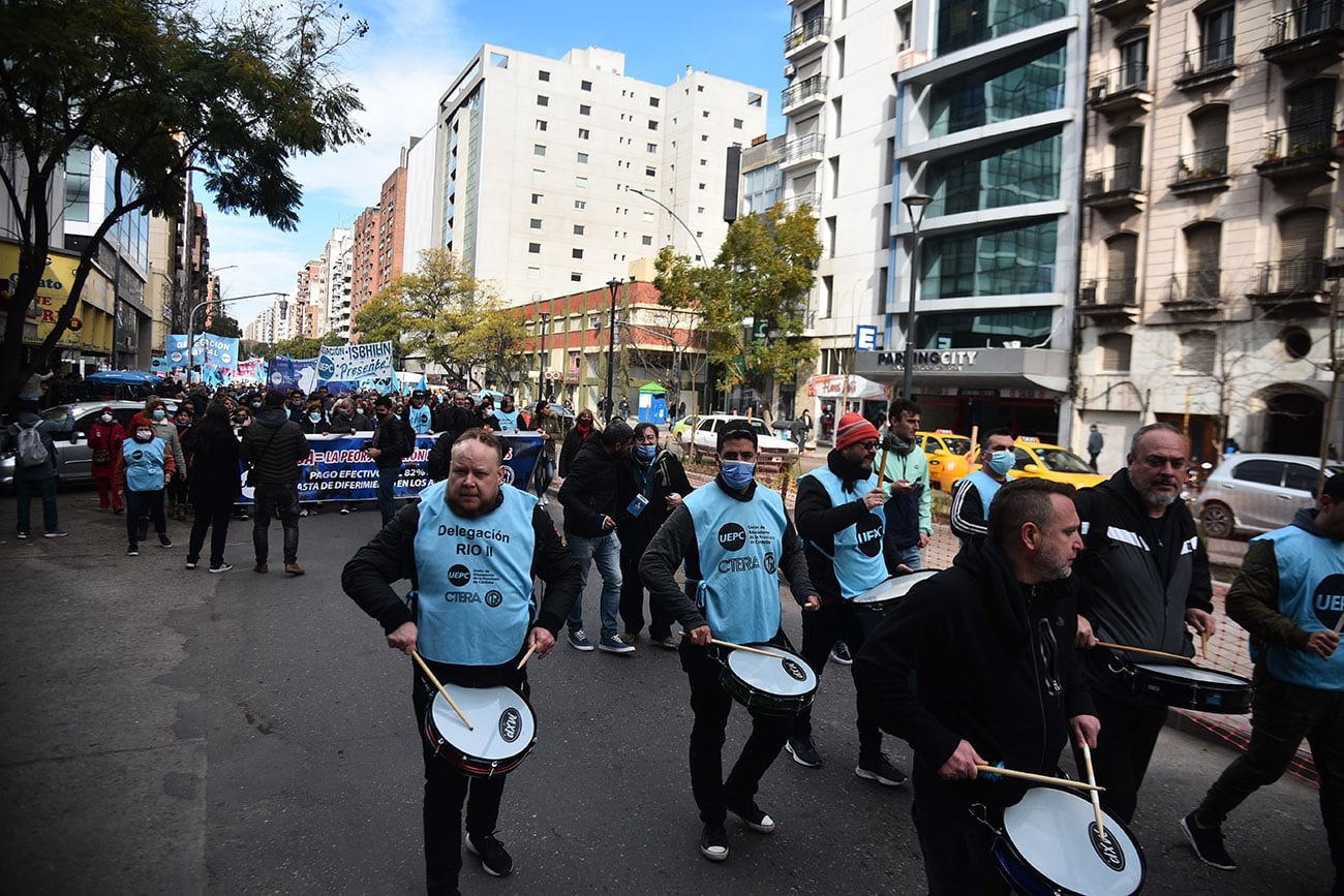 Docentes de Córdoba marchan hacia el Centro Cívico reclamando incremento salarial. (Pedro Castillo / La Voz)