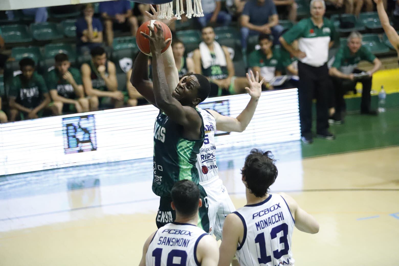 Atenas perdió con el Milrayitas por 56 a 82 y sumó su quinta derrota. Amadou Sidibe fue el goleador del juego con 17 puntos. (Prensa Atenas)