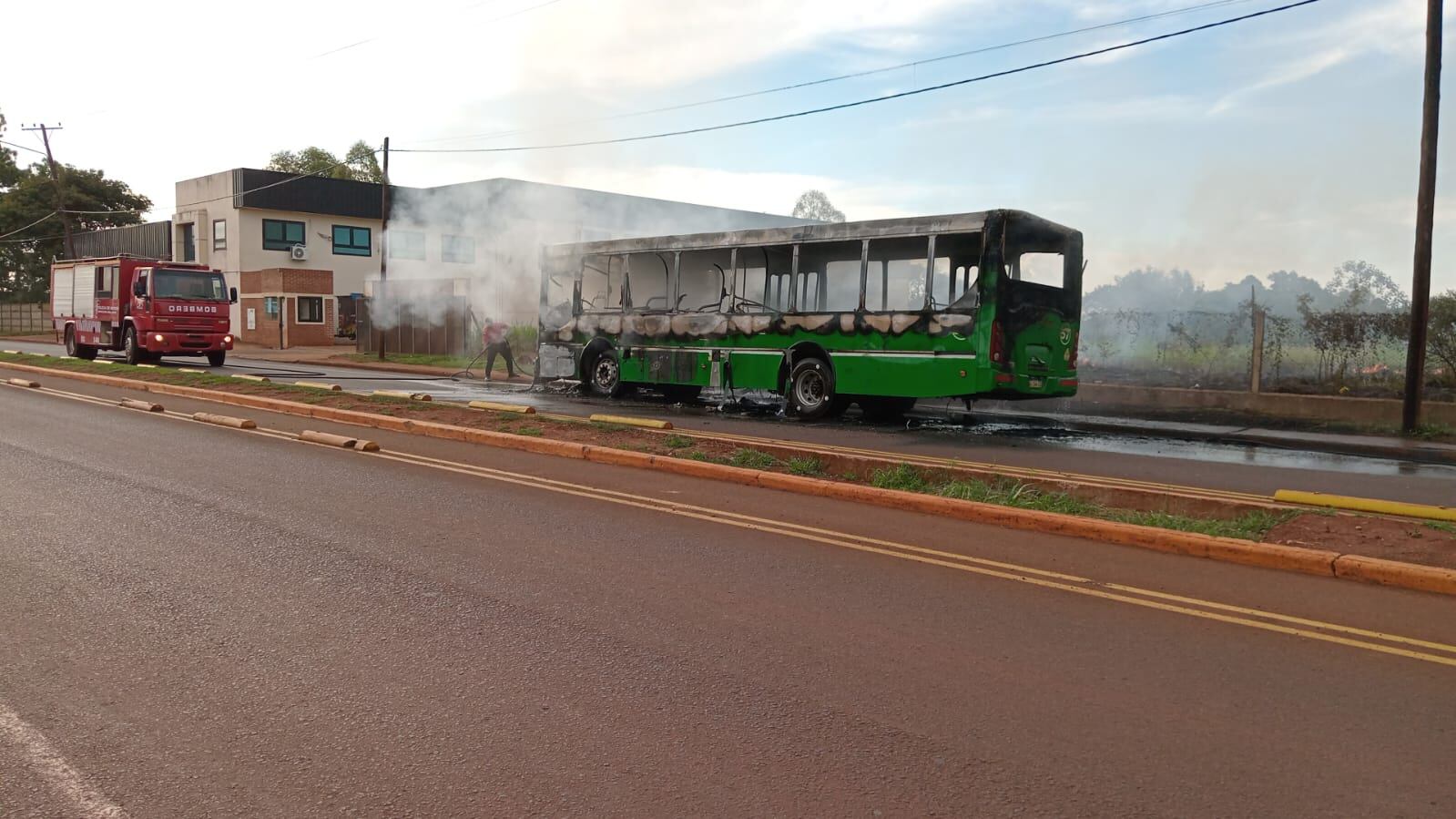 Posadas: incendio consumió un colectivo urbano.