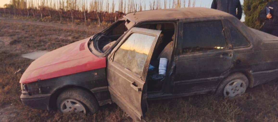 El conductor del Fiat Duna mordió la banquina y volcó.