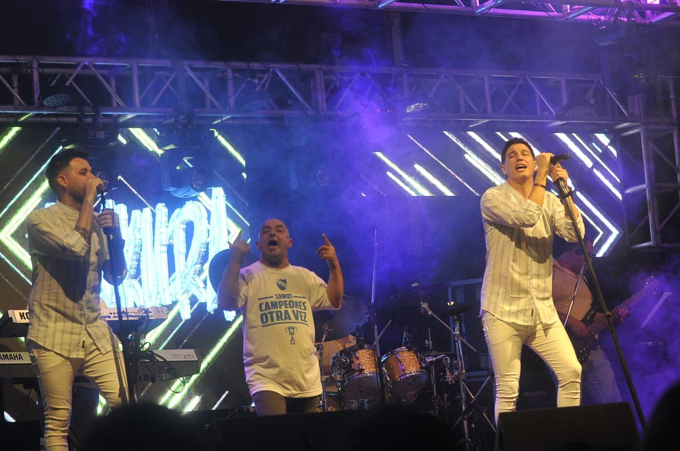 Cantaron Nicolás Sattler, Chino Herrera y brilló Gonzalito Millares, integrante de la banda. (Fotografías de Javier Ferreyra)