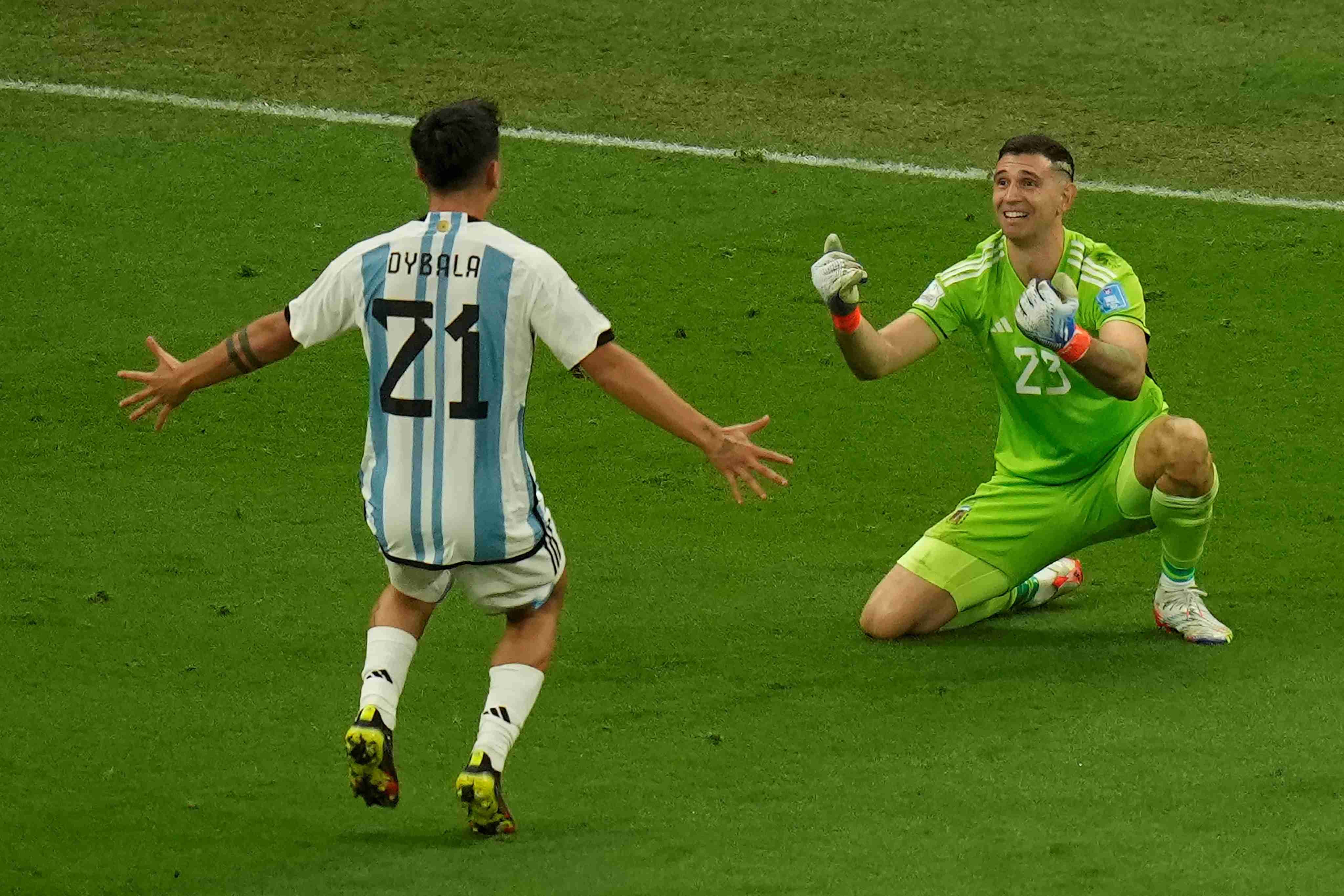 Paulo Dybala celebra con Emiliano "Dibu" Martínez en la final de la Copa del Mundo de Qatar. (AP)