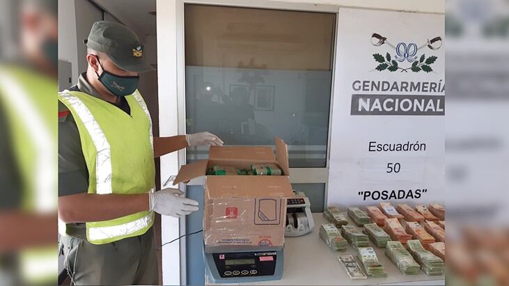 Incautan gran cantidad de divisas y hojas de coca en El Arco de la provincia de Misiones.