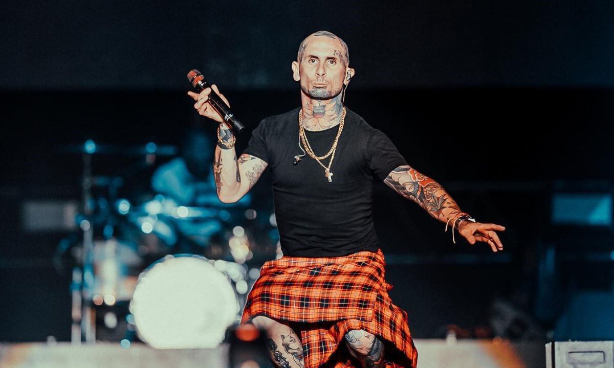 Emanuel Noir de Ke Personajes apareció de sorpresa en un show de Néstor En Bloque para cantar un clásico de cumbia