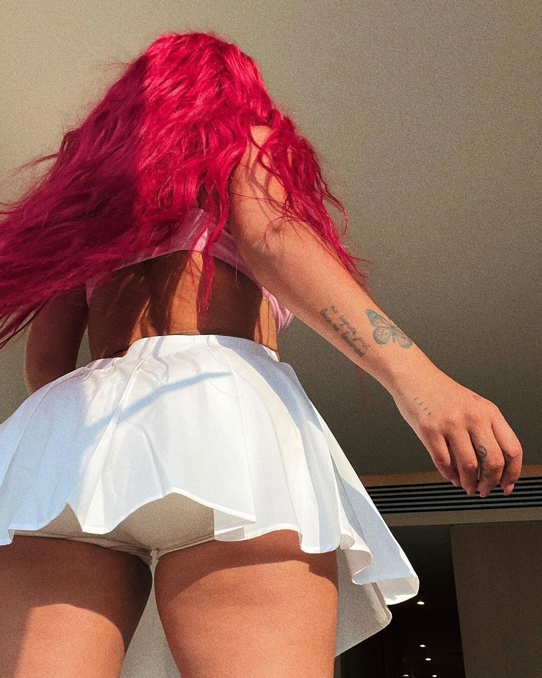 Karol G mostró un osado look con su cabello rojo al borde de la censura en Instagram