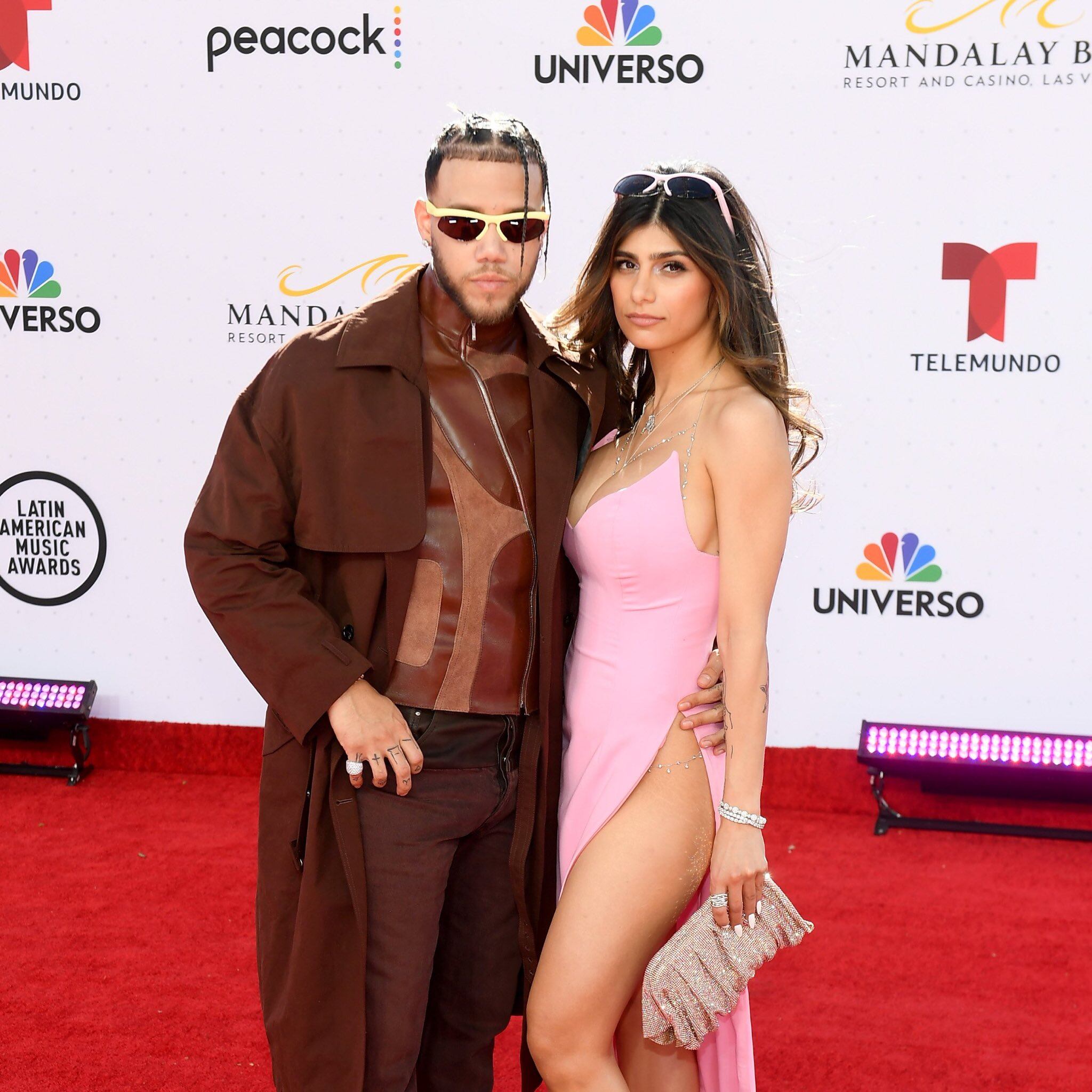 Mia khalifa y Jhay Cortez en la alfombra de los Latin AMAs 2022