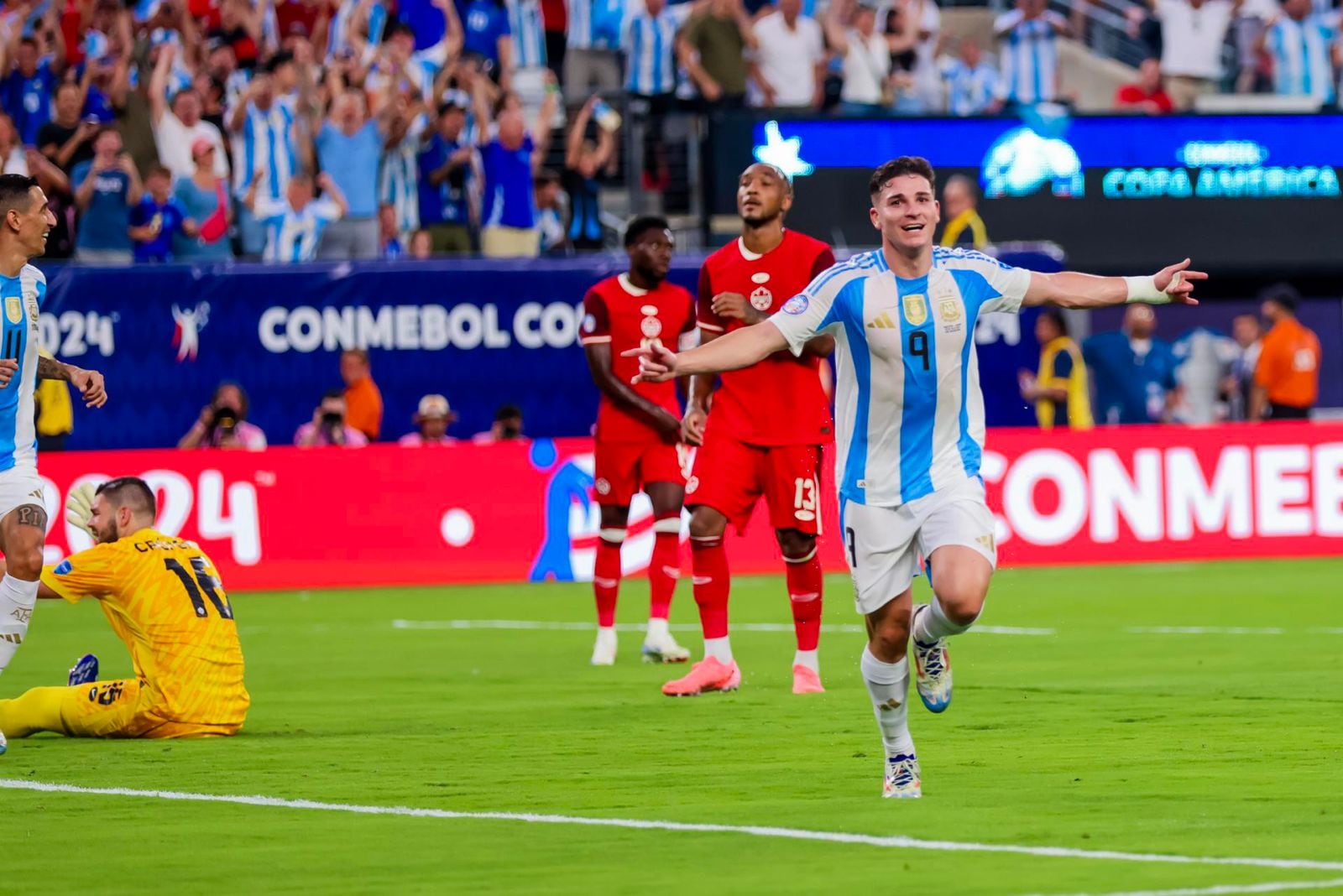 Julián Álvarez festeja la apertura del marcador. Golazo. / EFE/EPA / JUSTIN LANE.