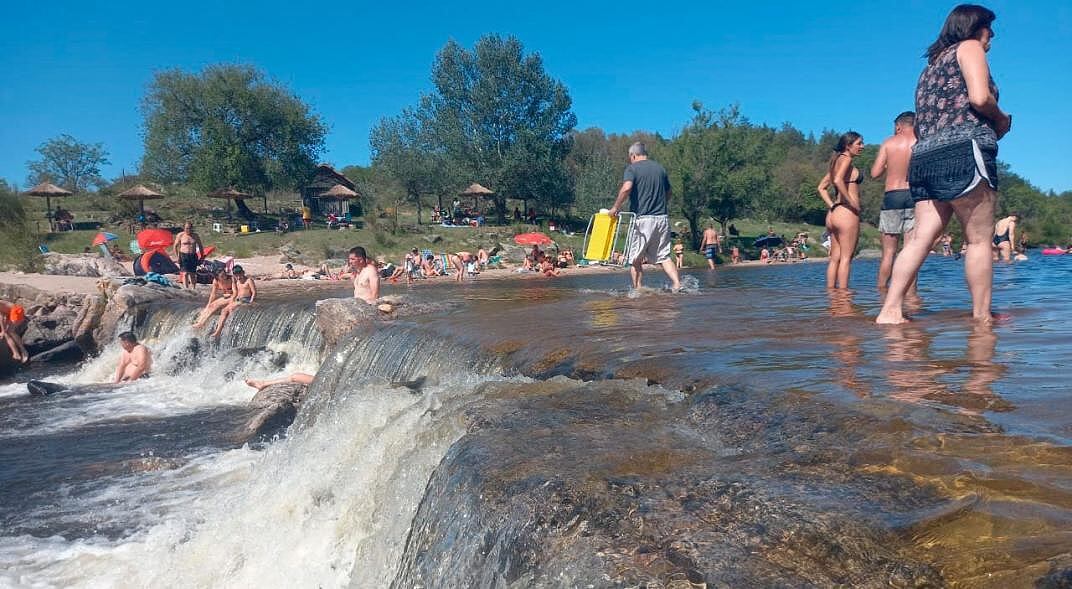 Icho Cruz. El río San Antonio refrescó a turistas que llegaron desde toda la provincia. El distanciamiento social es clave. (La Voz)