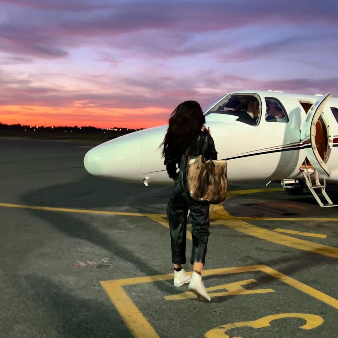 De espalda y casual, Zaira Nara posa en el aeropuerto.