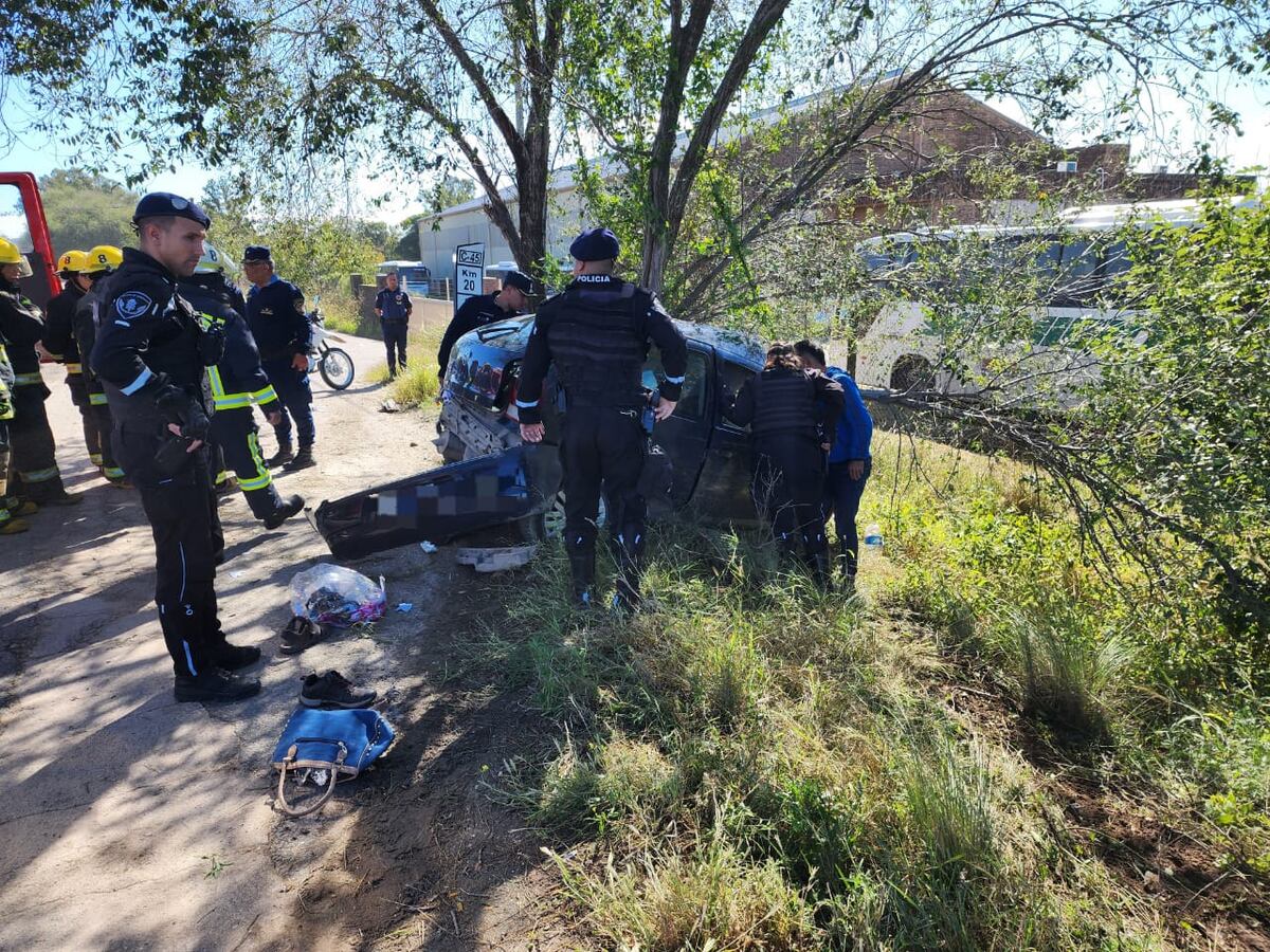 Robaron un auto, escaparon y se estrellaron contra un poste en Córdoba ...