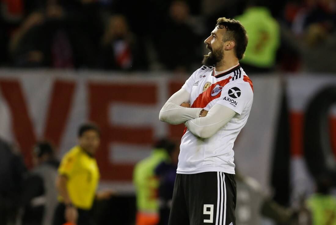 Lucas Pratto dejó de ser futbolista de River y busca nuevo club.