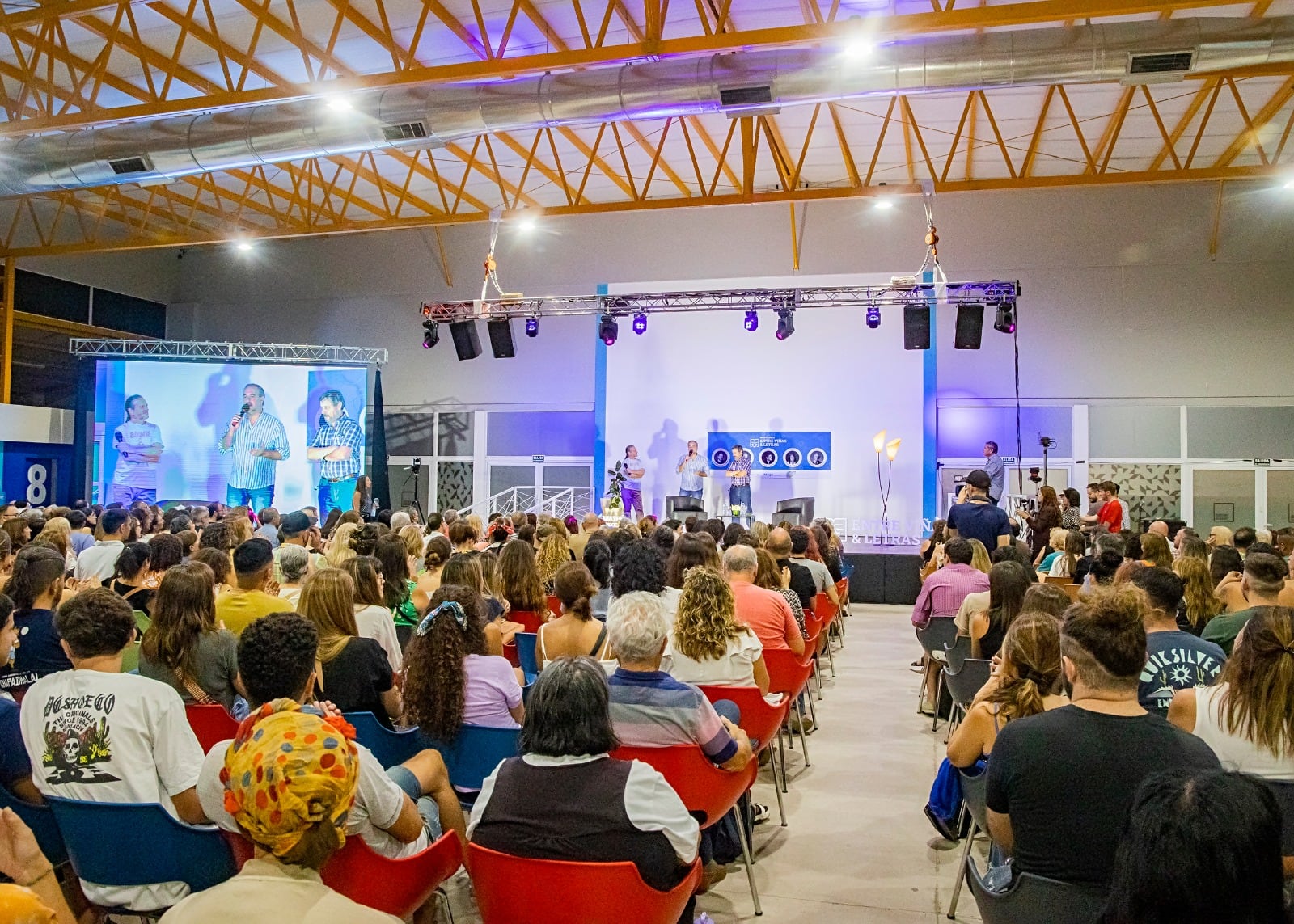 El ciclo “Maipú crece entre viñas y letras”se desarrolló en el auditorio.