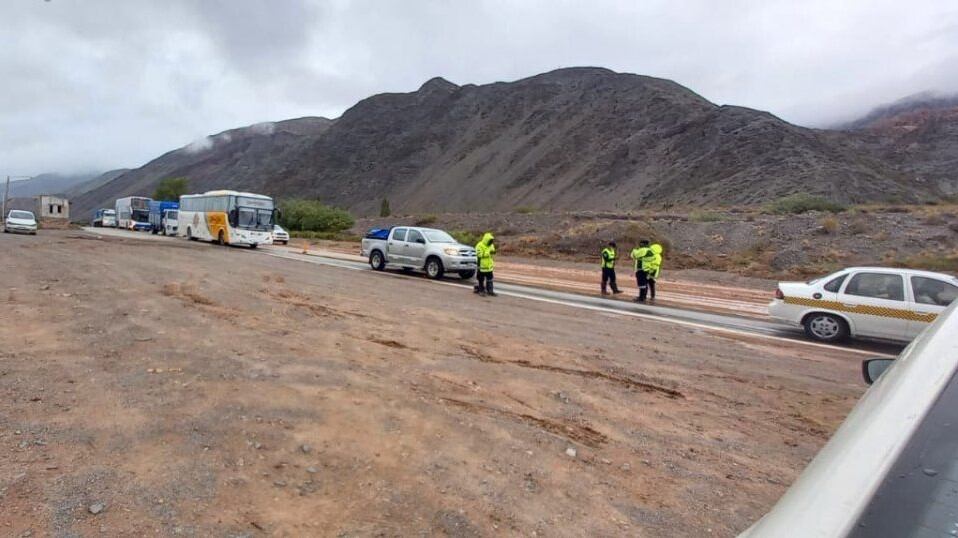 El desmoronamiento de cerros y la crecida de arroyos por efecto de las copiosas lluvias son una amenaza que se cierne sobre la Ruta Nacional 9 en la zona de la Quebrada de Humahuaca.