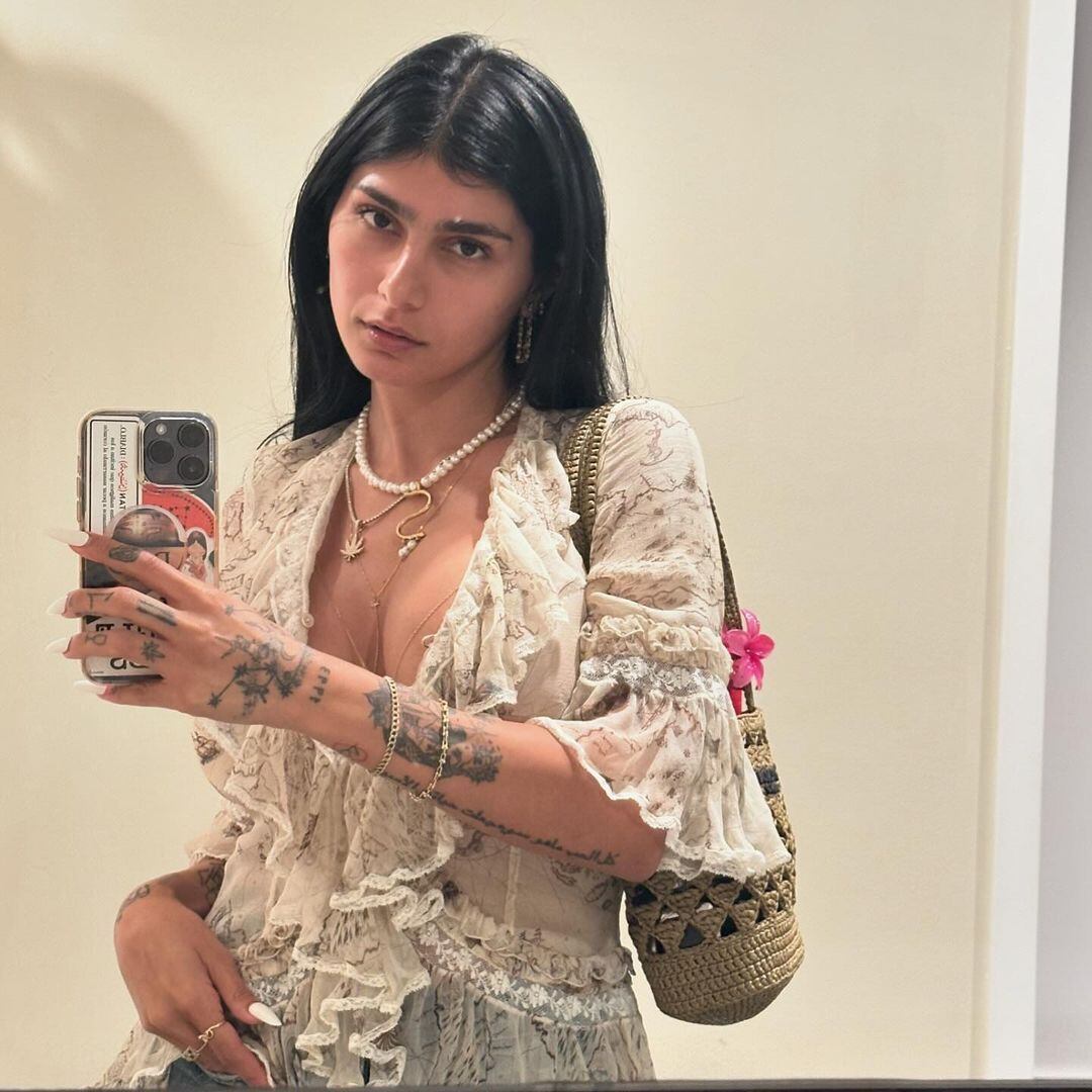 Mia Khalifa posó al límite de la censura con un look con transparencias y sin corpiño