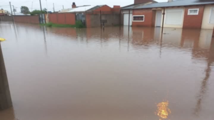 Lluvia torrencial en Punta Alta y Bahía Blanca: evacuados, barrios inundados y rutas cortadas