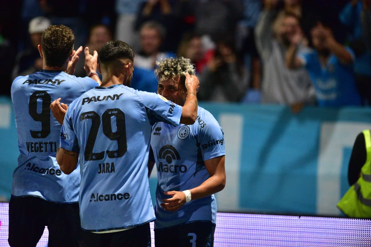 Lucas Diarte metió un golazo en el Gigante de Alberdi. Fue 2-0 para Belgrano sobre Huracán. (José Gabriel Hernández / La Voz)