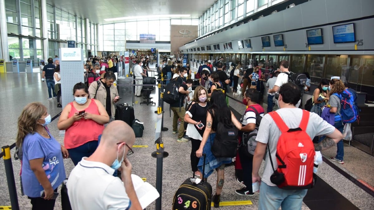 Largas filas en el Aeropuerto de Córdoba.