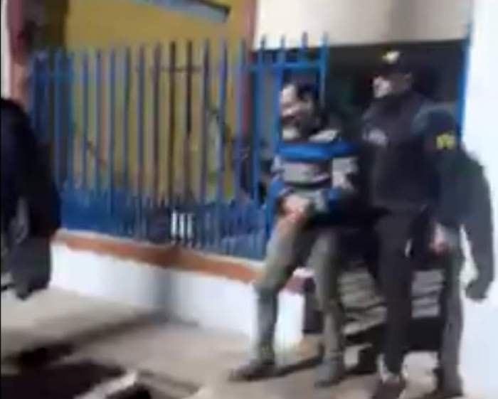 El momento en el que el padrastro de la víctima fue detenido.