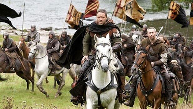 Russel Crowe interpretando a Robin Hood en una película.