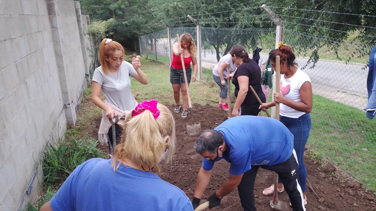 Cristian y Gabriela junto a "mamás de Panza" en las primeras tareas para la huerta comunitaria.