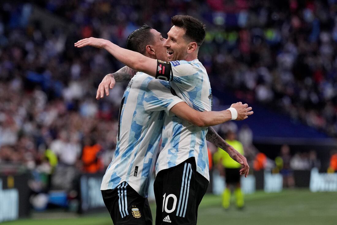 Ángel Di María junto a Lionel Messi, festejando el título obtenido ante la selección italiana. 