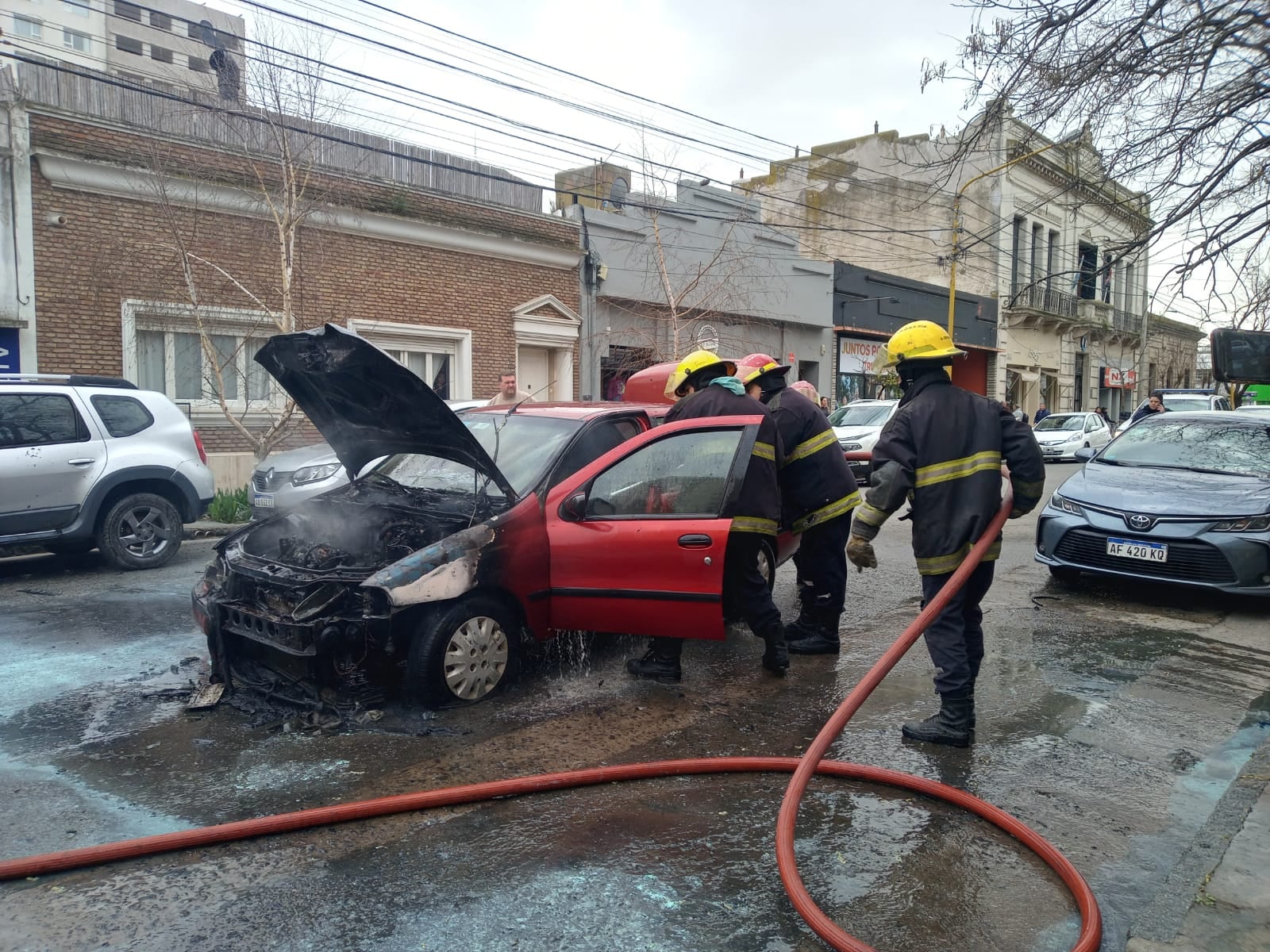 Se incendió un vehículo en calle 1810 entre Moreno y Sarmiento