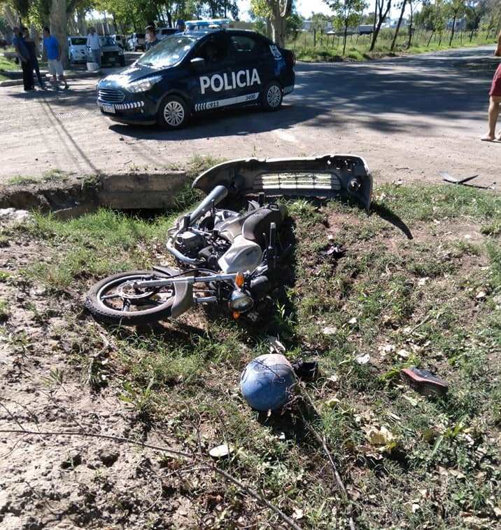 El adolescente circulaba en un Citroën C3 y chocó a la moto que conducía Aguilera. Gentileza 