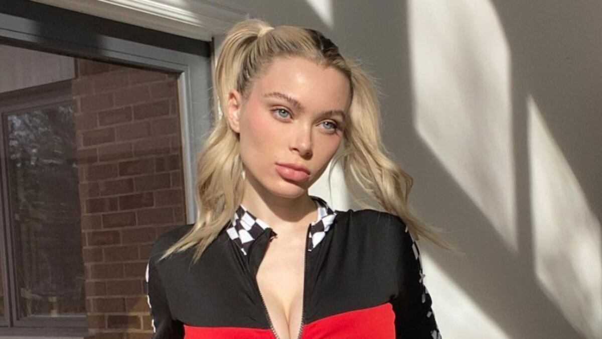 Lana Rhoades sorprendió con una enteriza cavada roja: “Necesito un esposo”