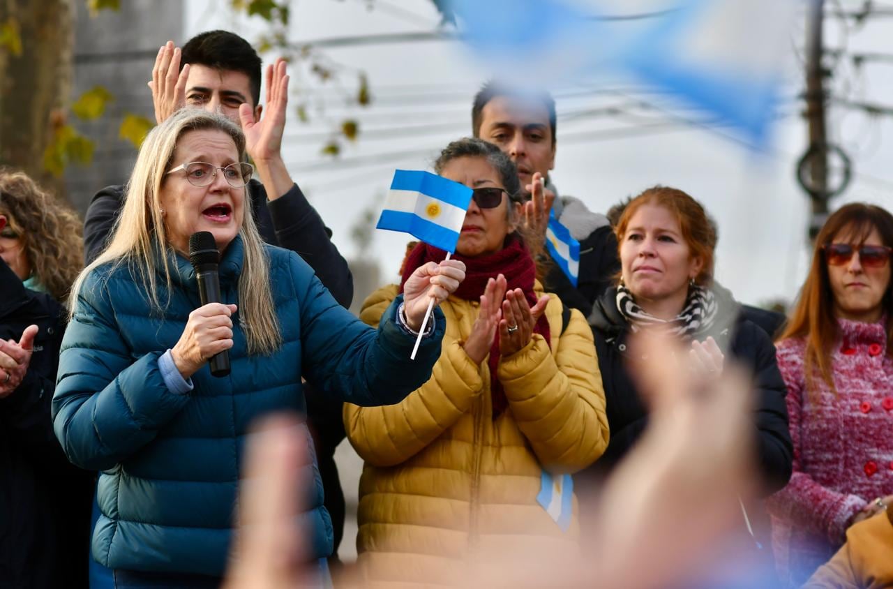 Adriana Nazario, candidata a intendente cerrando campaña en la Plaza Alberdi, Río Cuarto (Tomy Fragueiro / La Voz)