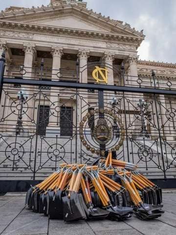 “Agarren la pala”: el insólito mensaje que mando un empresario al congreso junto con un regalo muy particular