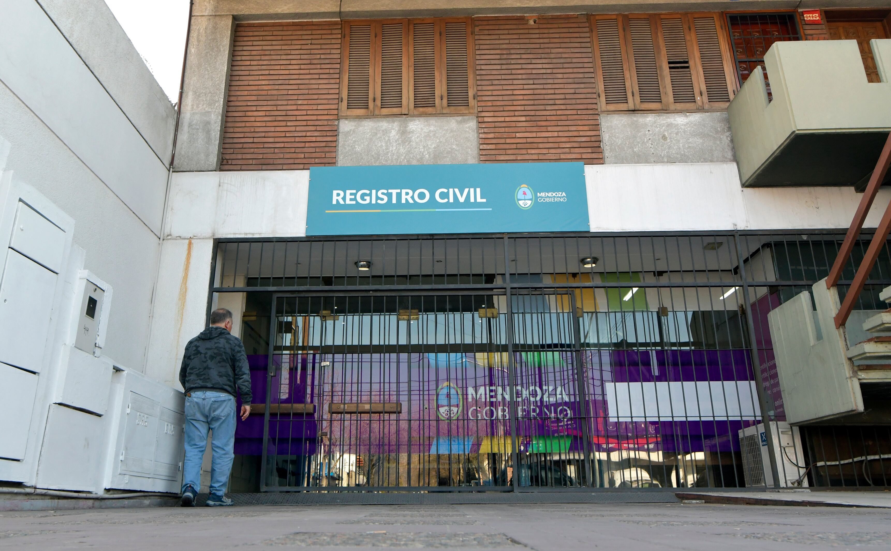 Los registros civiles de la provincia estarán abiertos durante este domingo desde las 8 a las 18, para entregar DNI y certificado excusatorios. 

Foto: Orlando Pelichotti / Los Andes