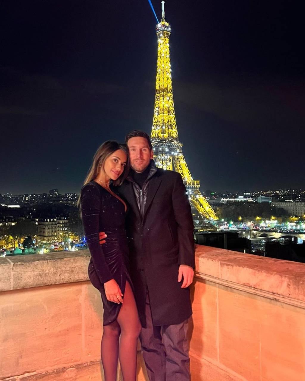 Antonela Roccuzzo y Lionel Messi frente a la torre Eiffel