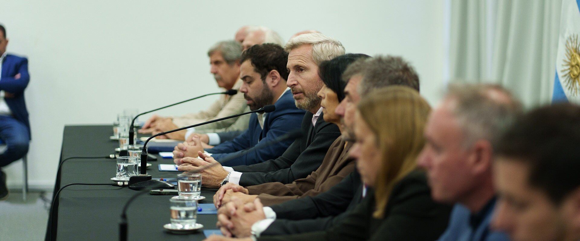 Gobernador Rogelio Frigerio en la reunión con intendentes entrerrianos.