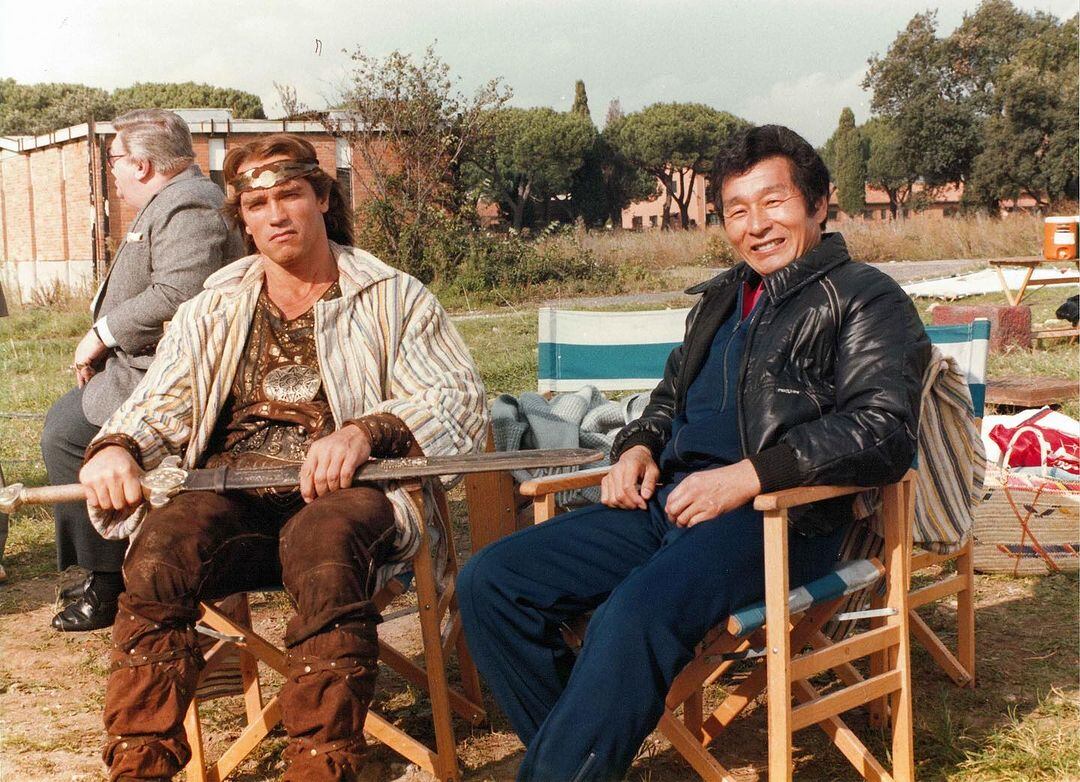 Arnold Schwarzenegger junto a su sensei Kiyoshi Yamazaki en el rodaje de Conan el Bárbaro.