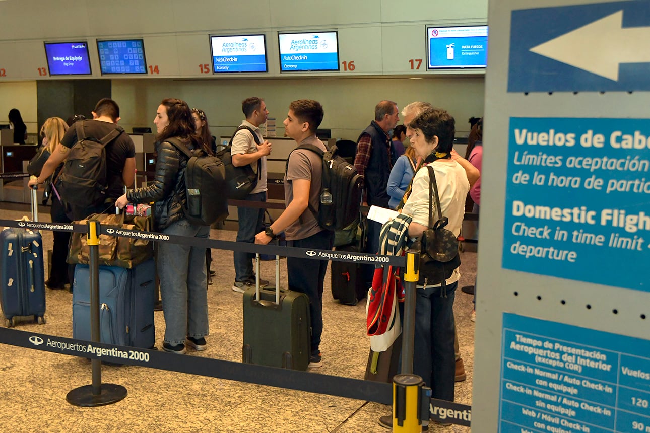 Turismo de fin de semana largo
Turistas en el aeropuerto regresan de sus vacaciones. 

Foto. Orlando Pelichotti