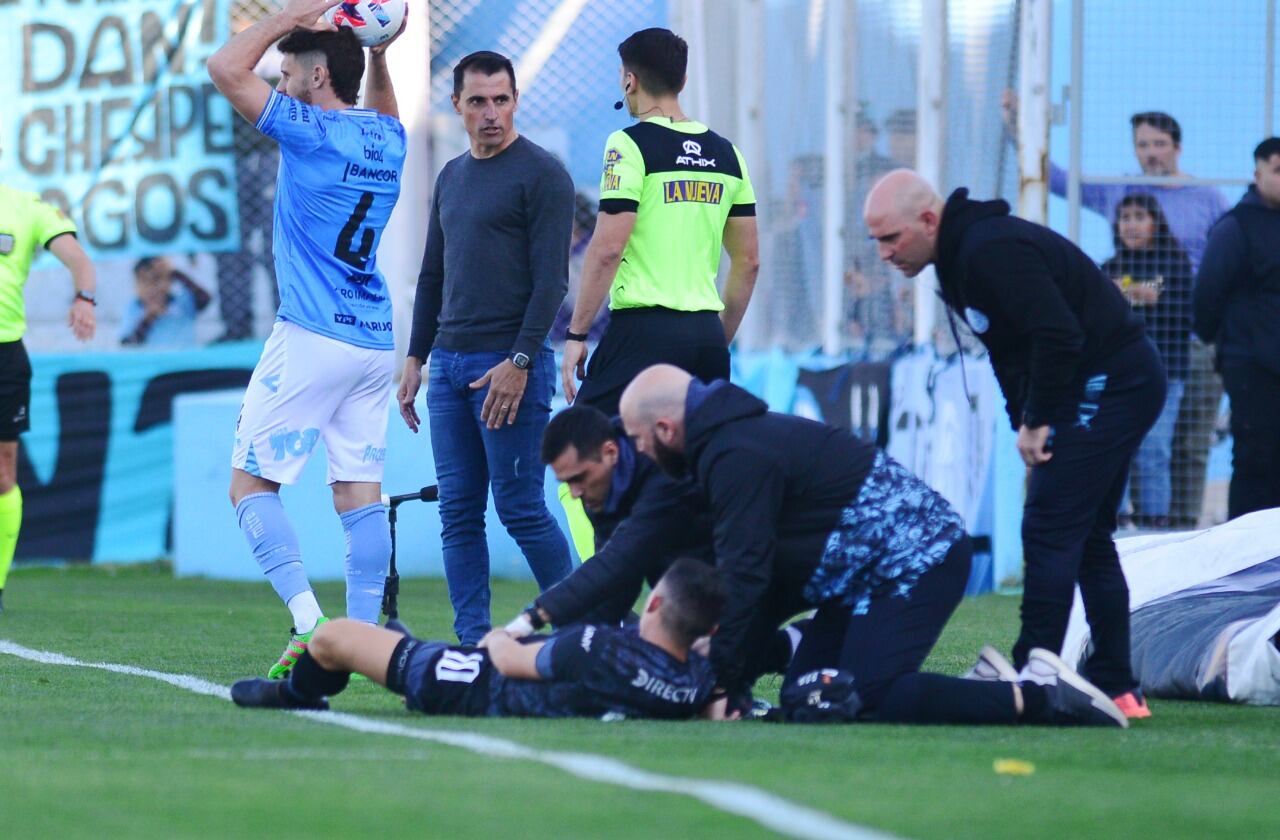 Mariano Miño dejó el campo de juego por una lesión en la rodilla derecha. Preocupación adicional para Guillermo Farré (Javier Ferreyra / La Voz).