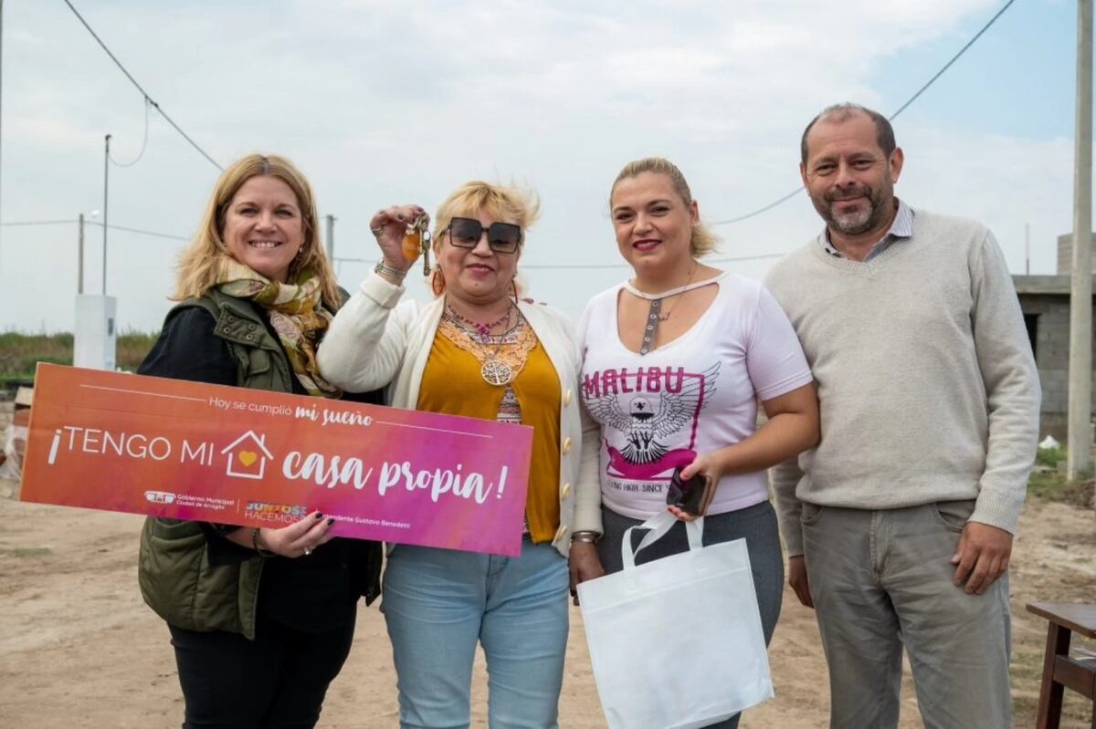 Entrega de viviendas Plan Casa y Casa Social Arroyito