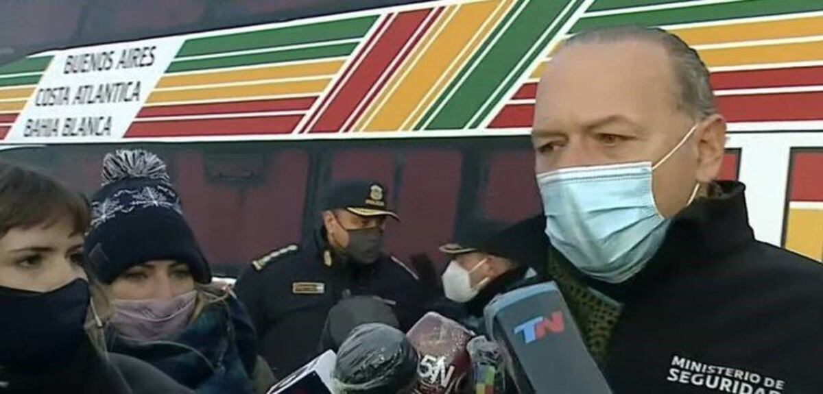 Vuelco en ruta 2: según Berni, “el chofer dijo que intentó limpiar el parabrisas empañado”