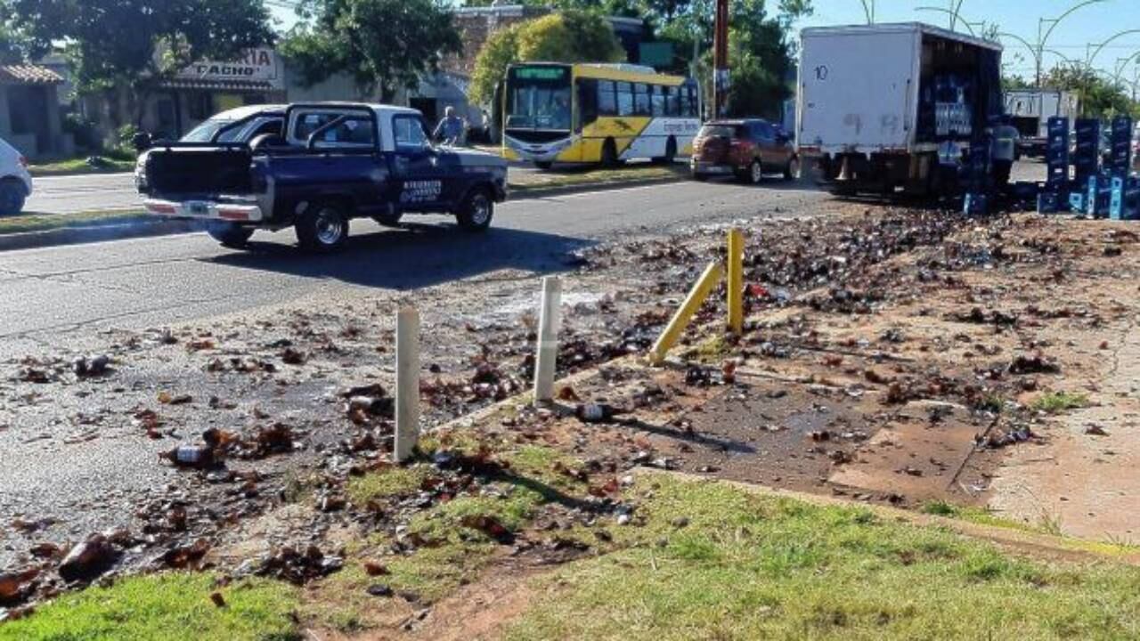 Cajones de cerveza terminaron destrozados en el suelo. (Uno de Santa Fe)