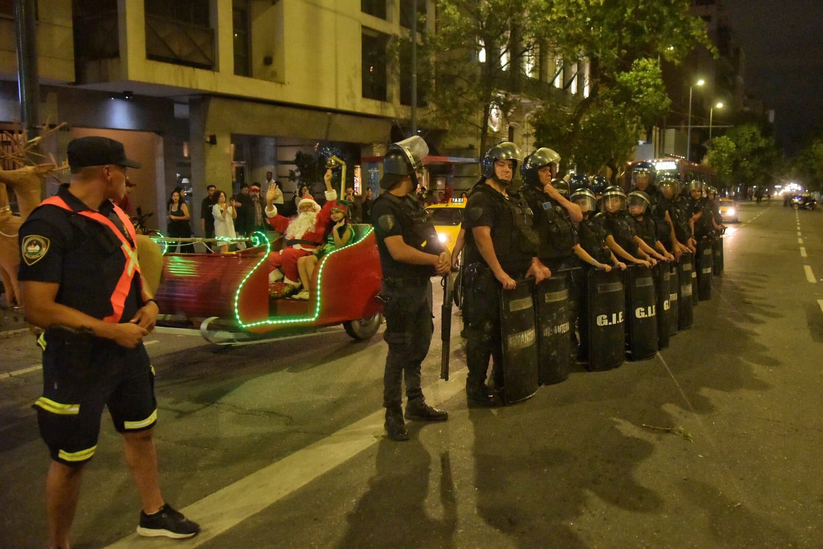 Apareció Papá Noel en el cacerolazo contra Milei en Córdoba.